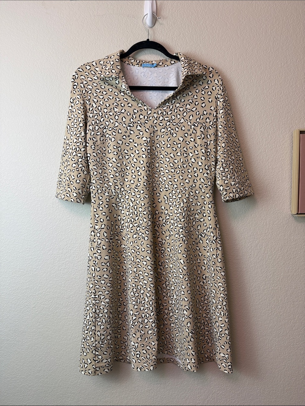 J McLaughlin Beige Leopard Print V-Neck‎ Long Sleeve Dress Size Medium